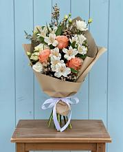 Букет цветов из:  Альстромерии, Лизиантусы, Розы и Хризантемы в Первомайском Удмуртская республика