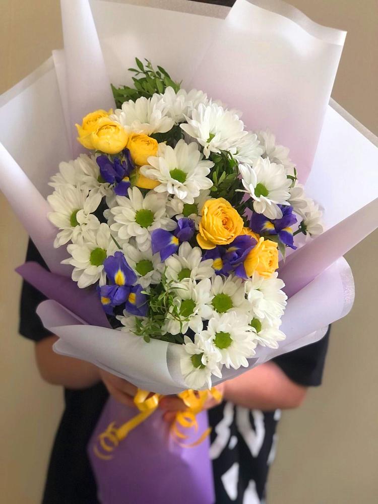 Букет цветов из: Ирисы, Хризантемы и Розы в Первомайском Удмуртская республика