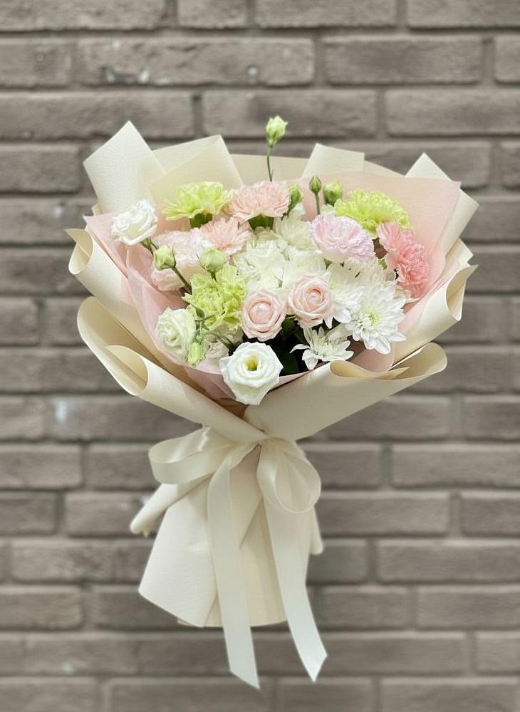 Букет цветов из: Гвоздики, Розы, Лизиантусы и Хризантемы в Первомайском Удмуртская республика