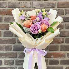 Букет цветов из:  Лизиантусы и Розы в Первомайском Удмуртская республика