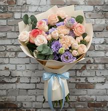 Букет цветов из:  Розы, Лизиантусы и Гвоздики в Первомайском Удмуртская республика