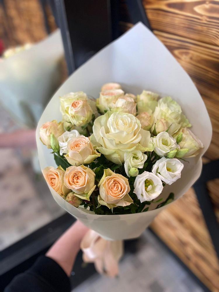 Букет цветов из: Розы и Лизиантусы в Первомайском Удмуртская республика